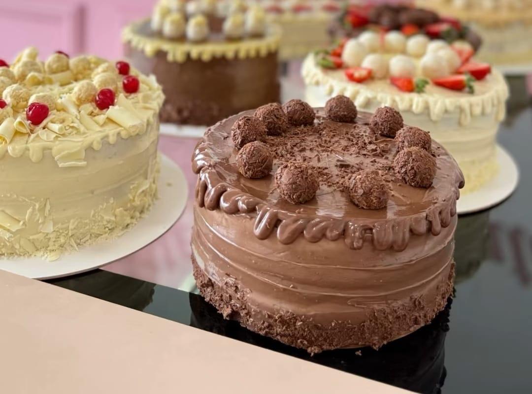 Bolos reais da Doceria Mari Ana: vitrine com chocolate e morangos